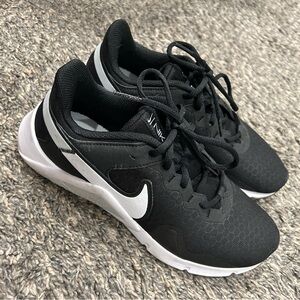 Nike Legend Essential 2 Premium - 8.5 Women's (Black)